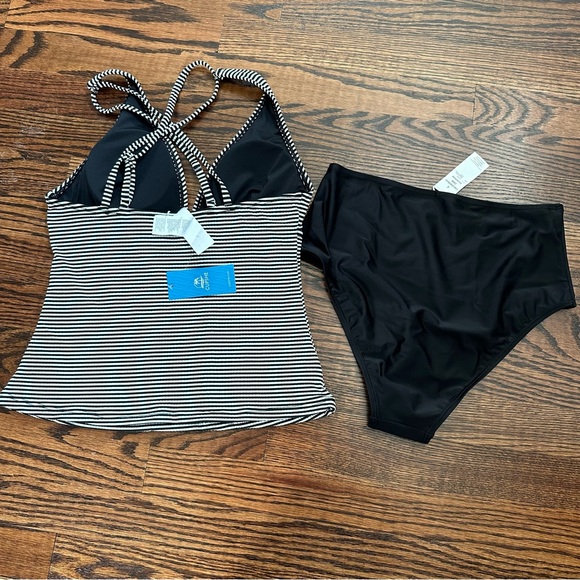👙 Cupshe Striped Tankini with Black Bottoms - Picture 2 of 8